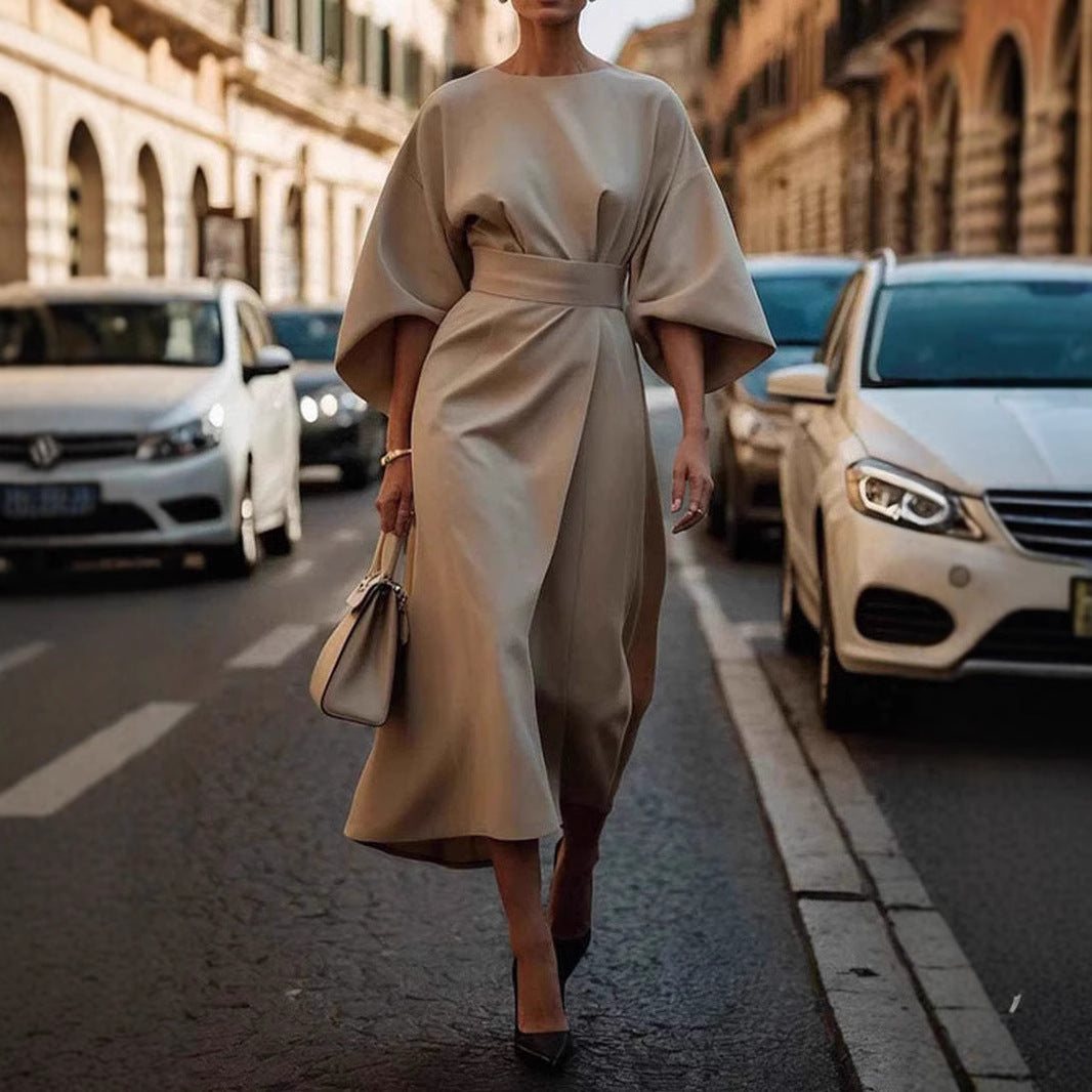 „Amelia“ – Elegantes Kleid mit Fledermausärmeln & Taillengürtel