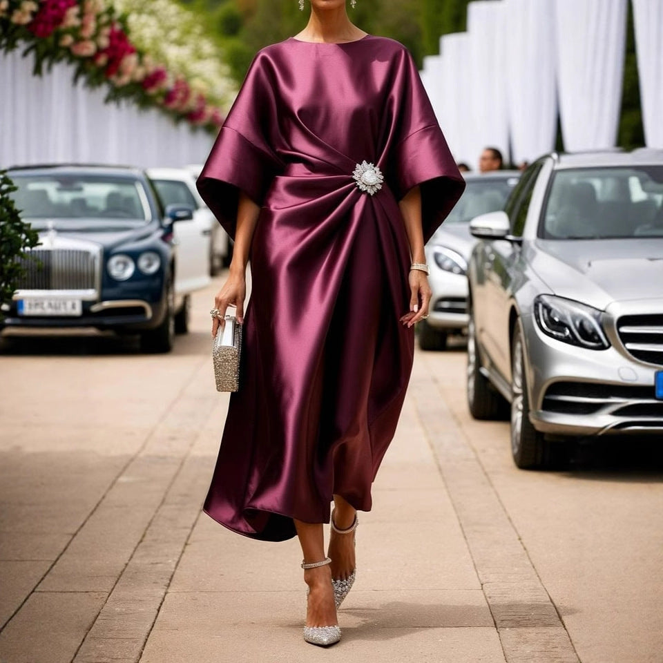 „Isabella“ – Satin Kleid mit Blumen- & Perlen-Details