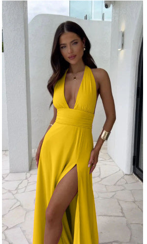 „Adriana“ – Halterneck Kleid mit V-Ausschnitt & Schlitz